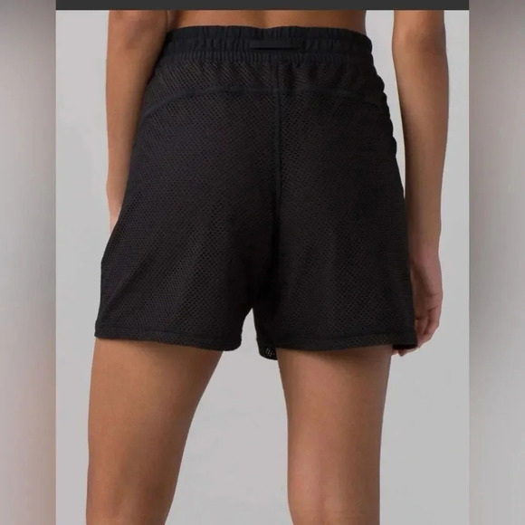 Lululemon Mesh On Mesh Short Black Shorts Sz 8 - Picture 2 of 11